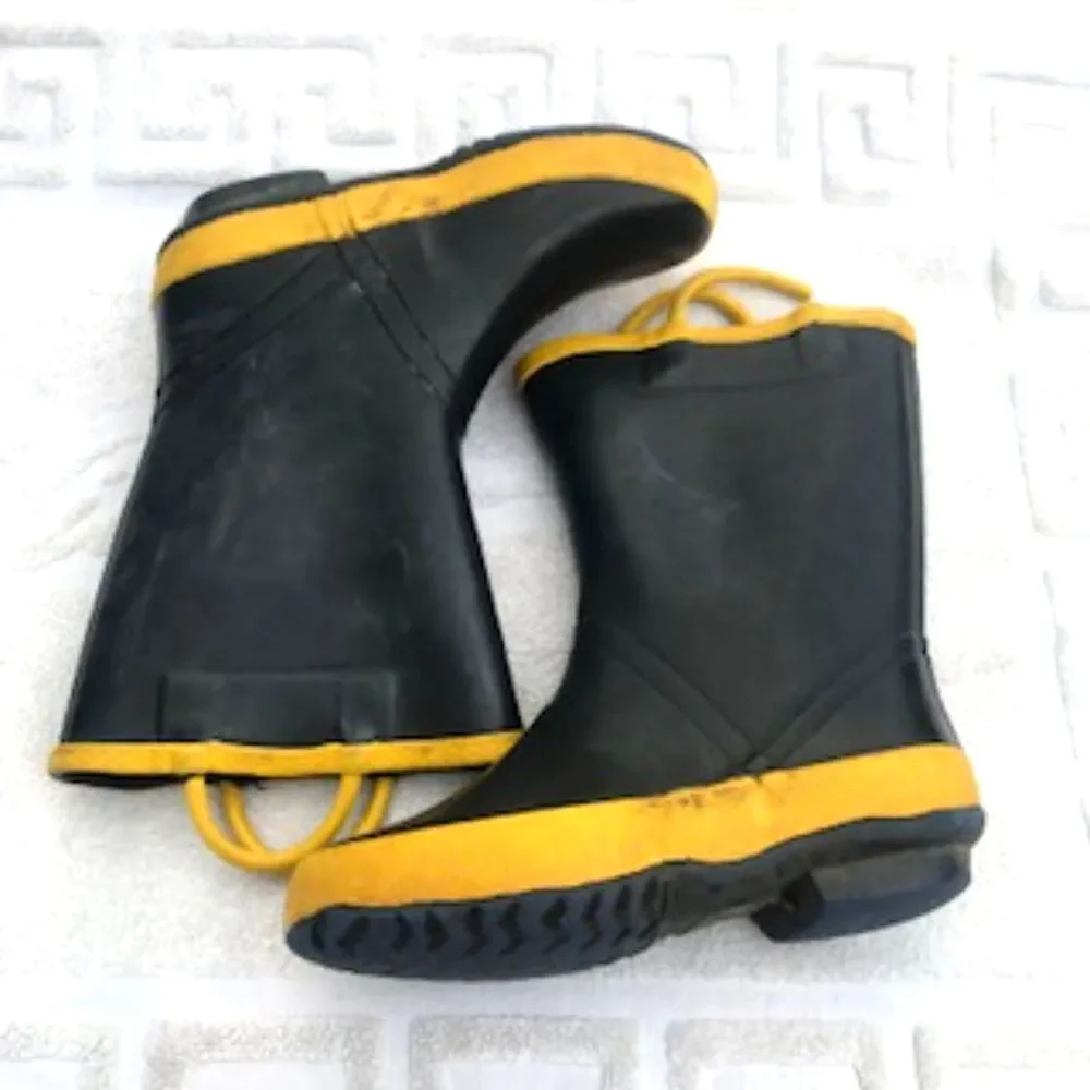 Size: 11Y Kids Rain Boots . Waterproof Rubber w/ Pull Handles . Shark . USED